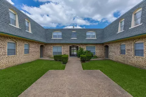 844 E Walnut St, Grapevine, TX 76051