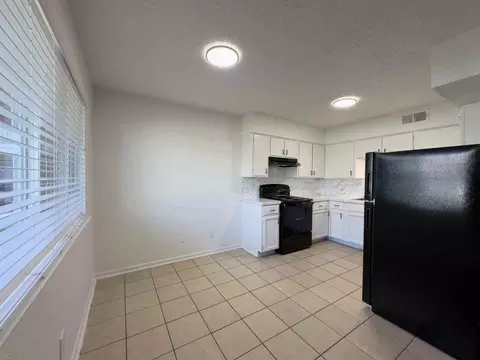 1215 N Cooper St, Arlington, TX 76011 photo 3