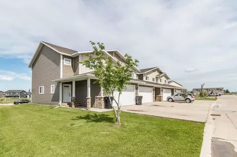 2051 Yellowstone Cir, Dickinson, ND 58601