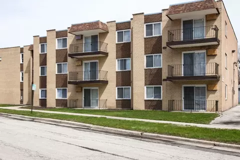 10 W 137th St, Riverdale, IL 60827