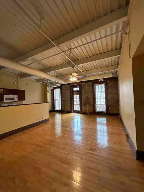122 S Walnut St, Muncie, IN 47305