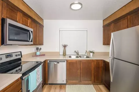 17366 NE Halsey St, Portland, OR 97230