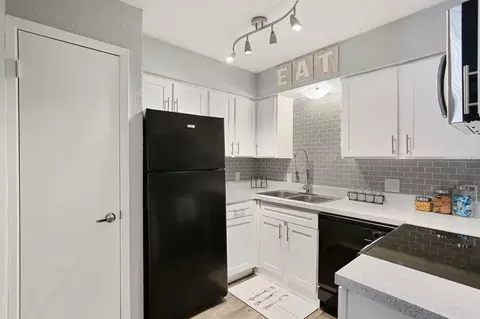 2910 S Collins St, Arlington, TX 76014