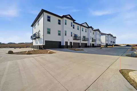 402 Fast Ln, Cedar Falls, IA 50613