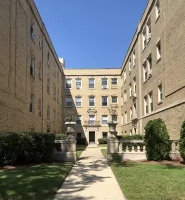 2232 W Farwell Ave, Chicago, IL 60645