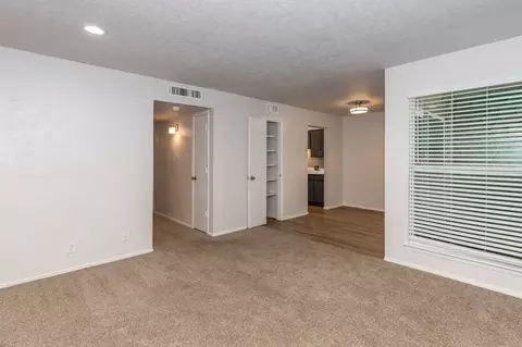 807 S Main St, Euless, TX 76040 photo 3