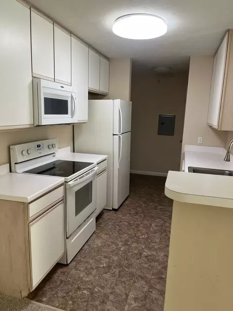 Hillsborough Dr, Omaha, NE 68164