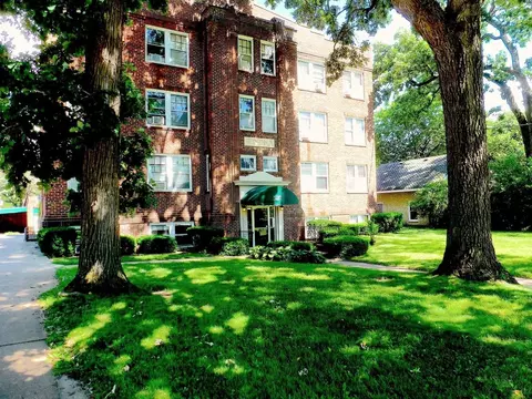 527 40th St, Des Moines, IA 50312