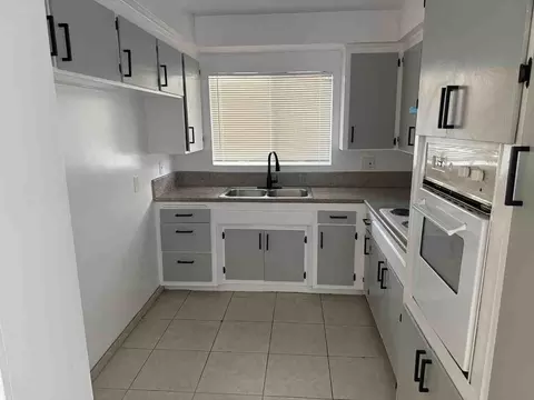 8211 Owensmouth Ave, Canoga Park, CA 91304