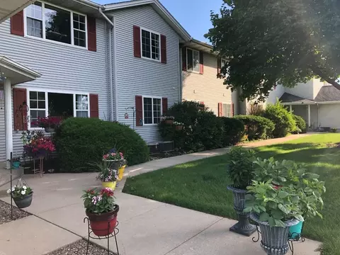 1046 1004 1008 1034 1040 1046 Riverbend Dr, Hartford, WI 53027