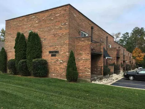 914 School St, Lisle, IL 60532