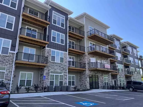 8310 N Green Hills Rd, Kansas City, MO 64151
