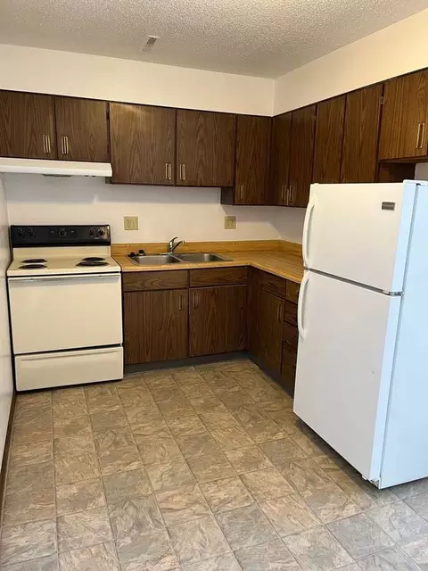 285 Robins Rd, Hiawatha, IA 52233