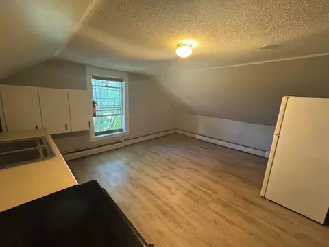11 Mulberry St, Claremont, NH 03743