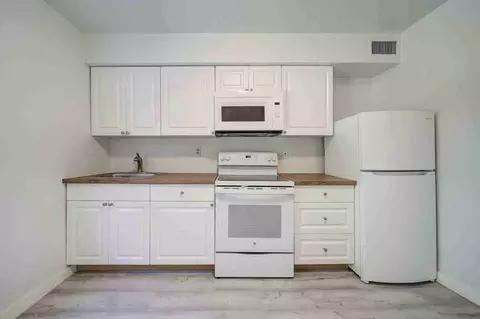 111 NW 152nd St, Golden Glades, FL 33169