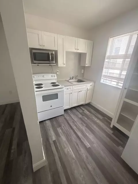 542 NW 8th St, Miami, FL 33136