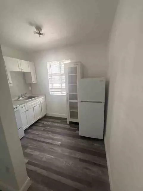 542 NW 8th St, Miami, FL 33136 photo 2