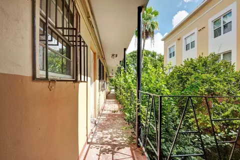 542 NW 8th St, Miami, FL 33136