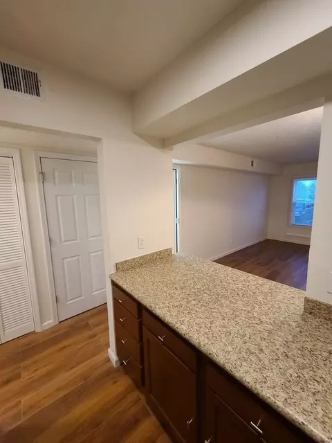 251 W High St, London, OH 43140