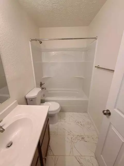 251 W High St, London, OH 43140