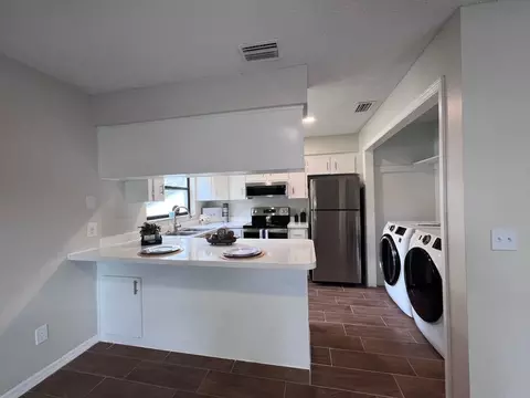 425 S 9th St, Leesburg, FL 34748