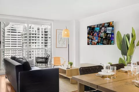 1 NW 12th St, Miami, FL 33136