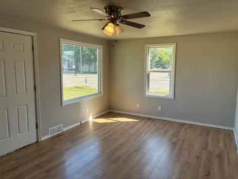 122 E Hazel St, Caldwell, ID 83605 photo 2