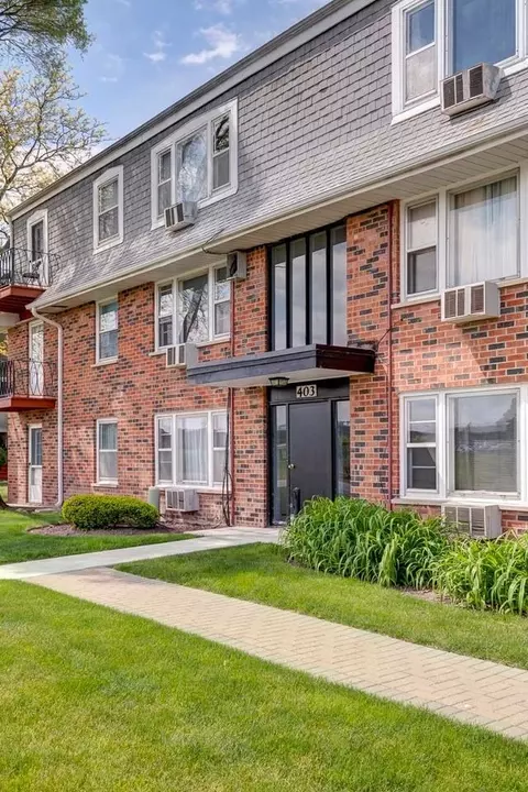303 Lw Besinger Dr, Carpentersville, IL 60110
