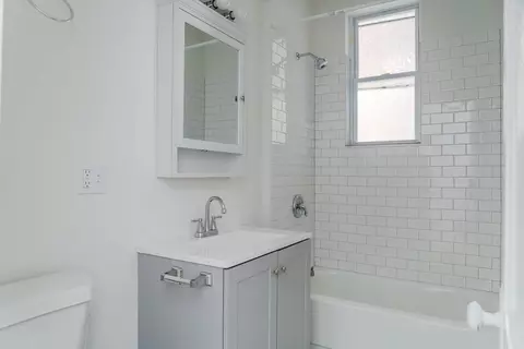 805 W Sunnyside Ave, Chicago, IL 60640 photo 6