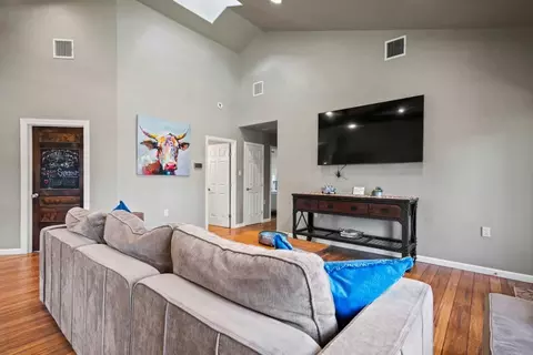 W Live Oak St, Fredericksburg, TX 78624