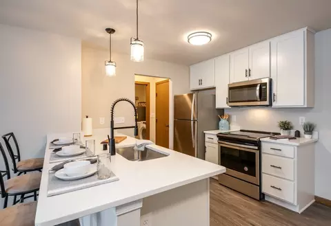 n91w16995 W17155 Apple Tree Ct, Menomonee Falls, WI 53051