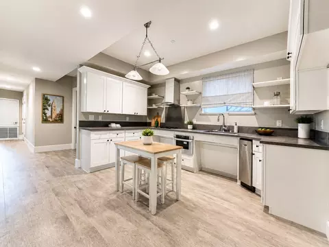 1212 W 37th Dr, Los Angeles, CA 90007
