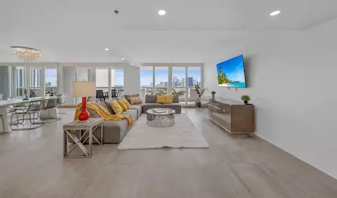 1717 N Bayshore Dr, Miami, FL 33132