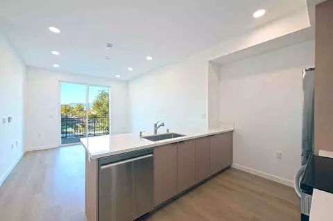 14606 Sylvan St, Van Nuys, CA 91411