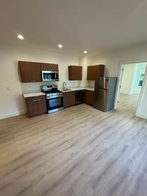 2809 SE Washington St, Portland, OR 97214