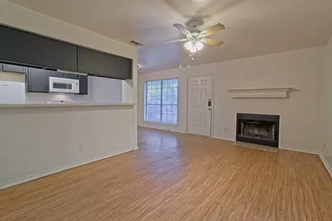 2211 Creekside Ln, Georgetown, TX 78626 photo 2