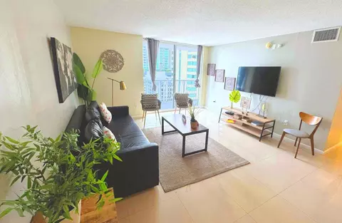 1 NW 12th St, Miami, FL 33136