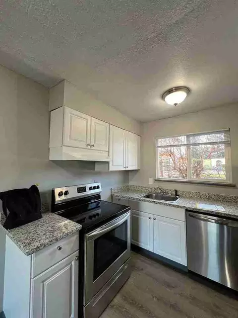 15301 SE Division St, Portland, OR 97236