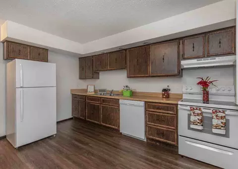 905 17th St, Bettendorf, IA 52722