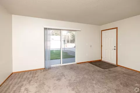 3855 Pineview Pl, Waterloo, IA 50701