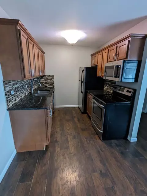 205 Trealout Dr, Fenton, MI 48430