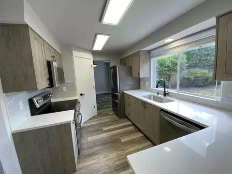 5835 NW Landing Dr, Oak Hills, OR 97229