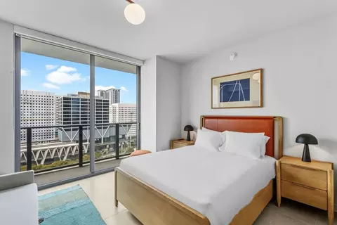 11 NE 6th St, Miami, FL 33132