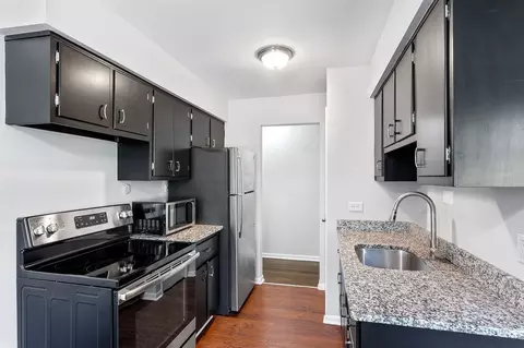 6826 N Ridge Blvd, Chicago, IL 60645