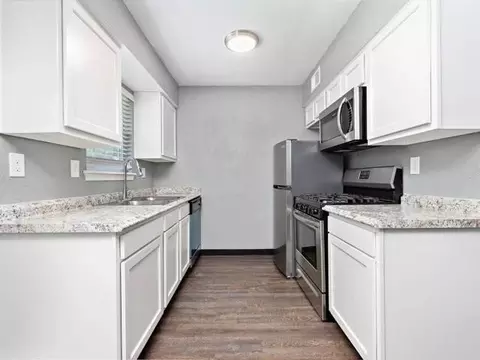 611 NE Ridgeview Dr, Lees Summit, MO 64086