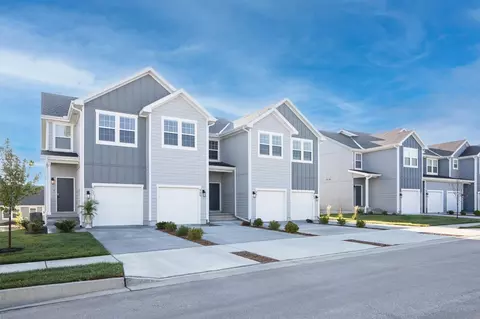 960 Cedarcrest Dr, Raymore, MO 64083