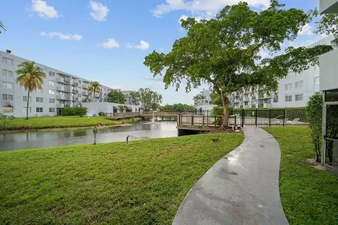 2915 NW 60th Ave, Sunrise, FL 33313 photo 2