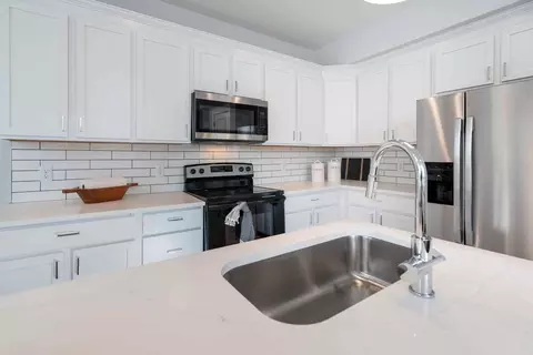 26555 Carronade Dr, Perrysburg, OH 43551