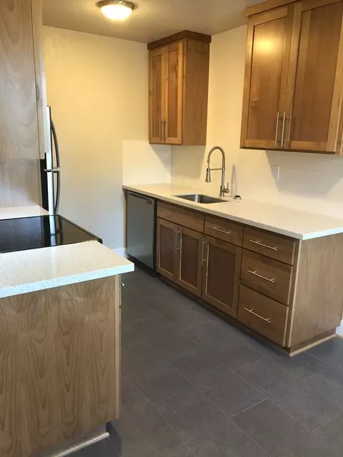 1603 SE Taggart St, Portland, OR 97202