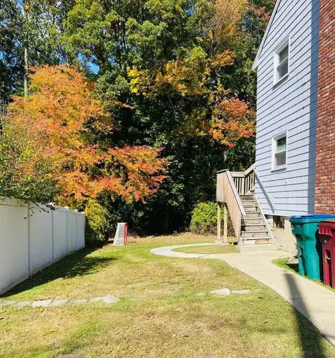 60 Hollis St, Lowell, MA 01852